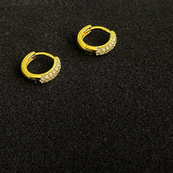 New Gold plated 925 Sterling Silver Zircon Huggie Hoop Earrings - Picture 4 of 4